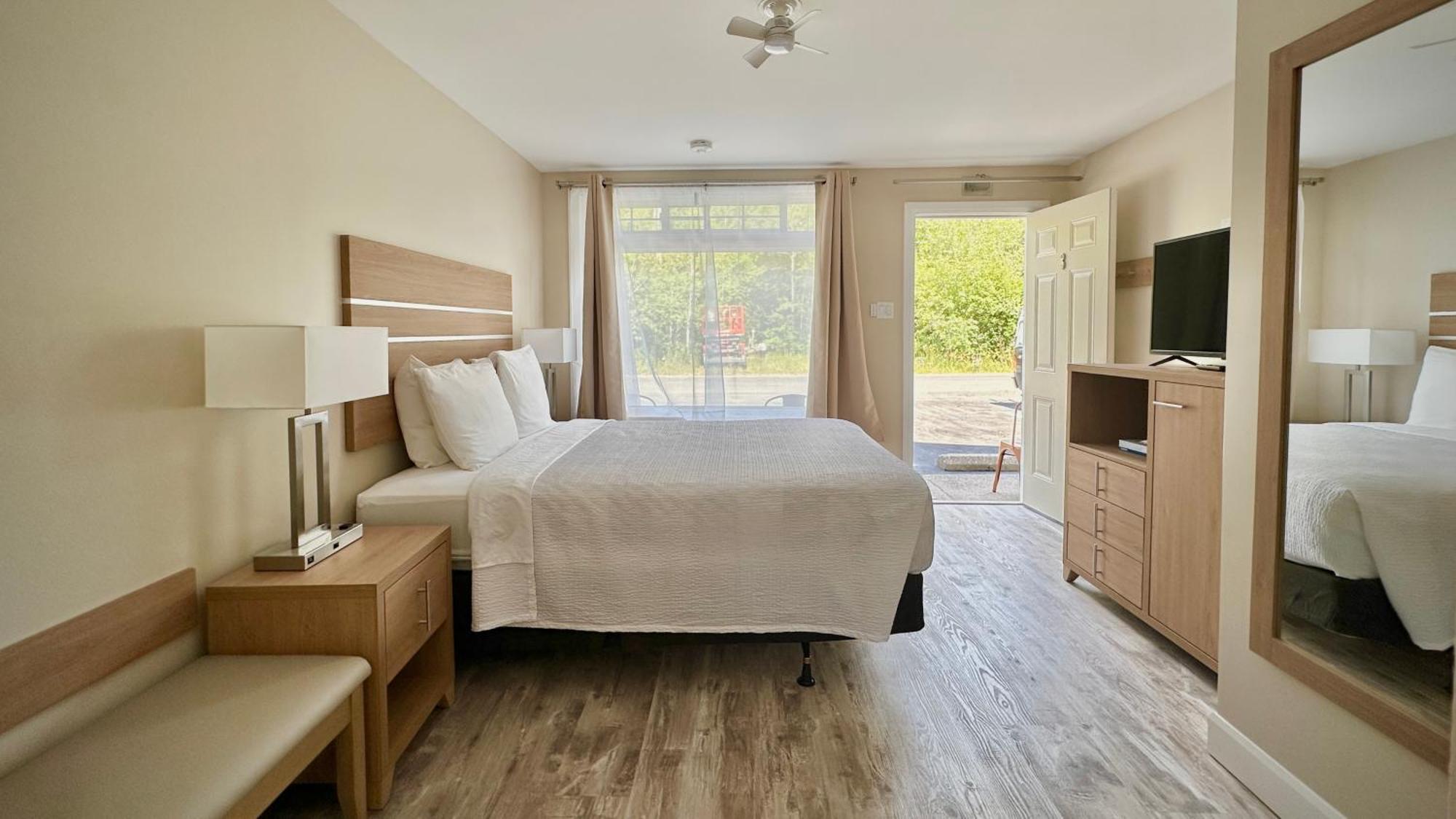 1 Queen Bed,1637547986:JPEG